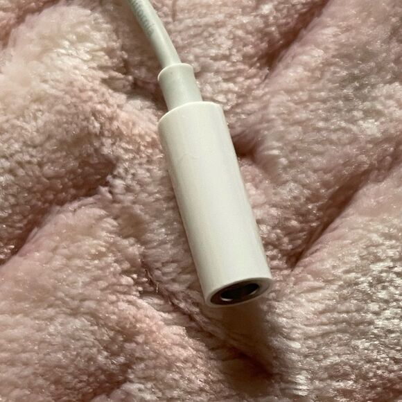 NEW Apple Lightning to 3.5mm Headphone Jack Adapter - Picture 5 of 5